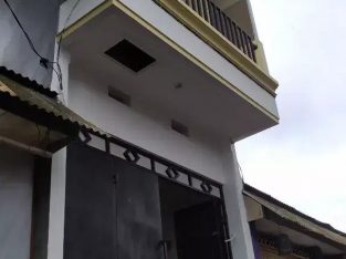 Dikontakan rumah 3 lantai bisa untuk garasi mobil