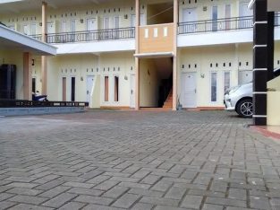 KOST PUTRA,PARKIRAN LUAS,KAMAR MANDI DALAM